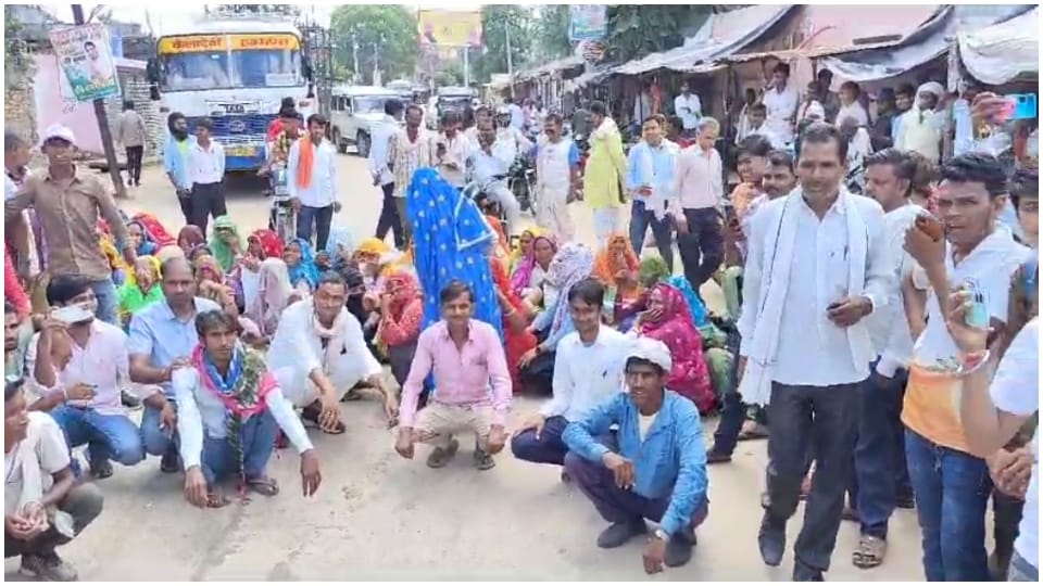 Villagers blocked the road due to not getting free mobile in Karauli