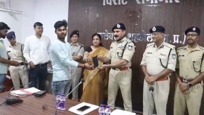 Shahdol News : शहडोल पुलिस ने 80 लाख रुपये के 400 गुम हुए मोबाइल लोगों को लौटाए