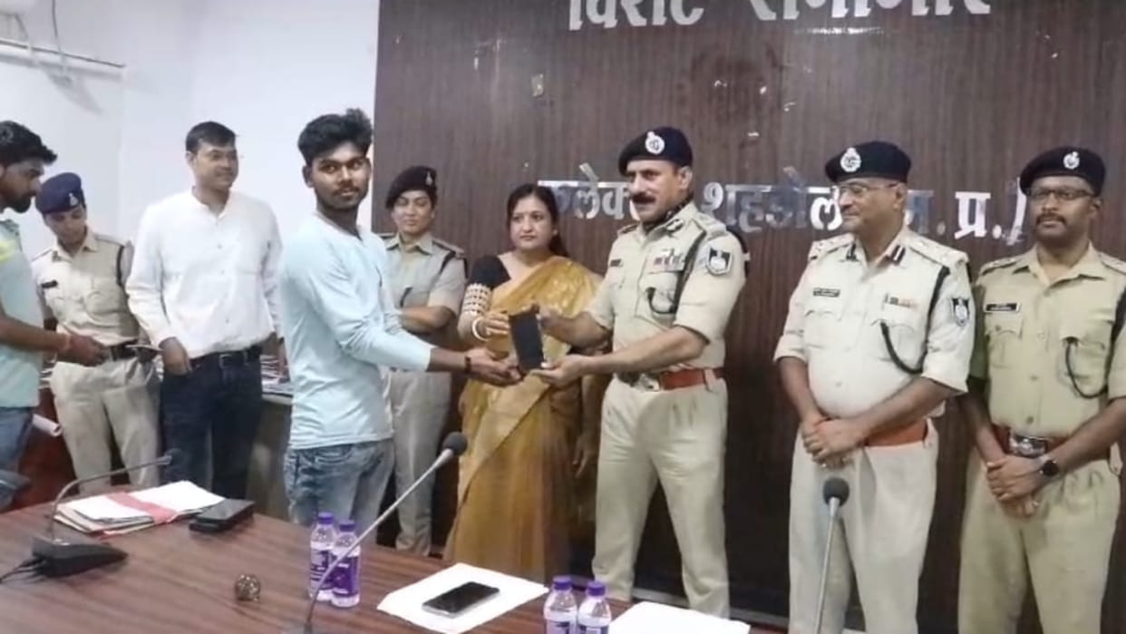 Shahdol News: Shahdol Police returned 400 lost mobile phones worth Rs 80 lakh to people