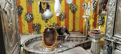 Ujjain Mahakal: आकर्षक पुष्पों से सजा बाबा महाकाल का दरबार, 40 क्विंटल फूलों से इंदौर की संस्था ने करवाई सजावट Baba Mahakal's temple decorated with 40 quintals flowers