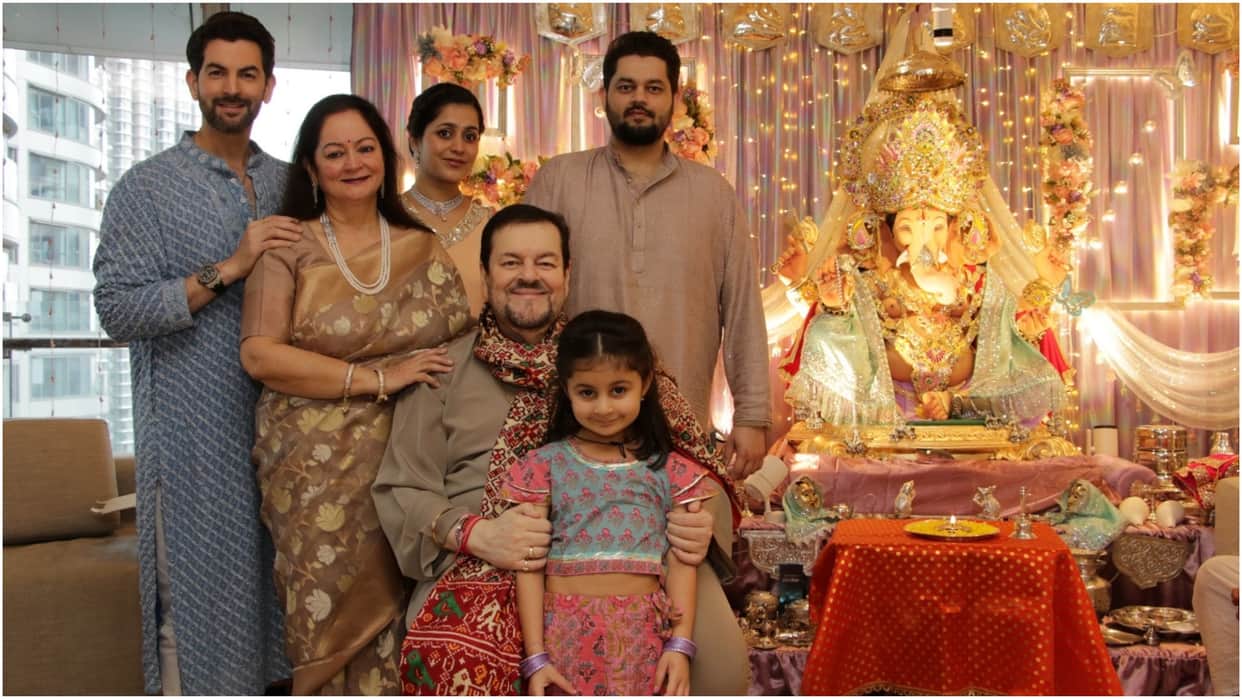 Nitin Mukesh and Neil Nitin Mukesh along with their family welcomes eco friendly Lord Ganesha home