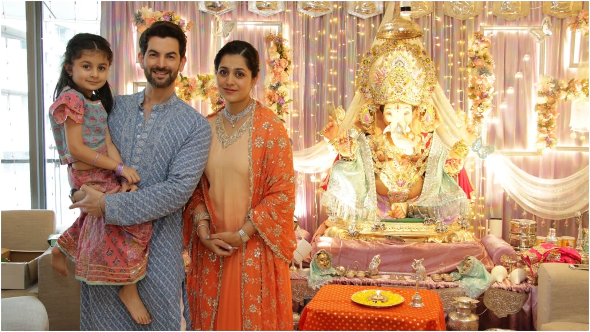 Nitin Mukesh and Neil Nitin Mukesh along with their family welcomes eco friendly Lord Ganesha home