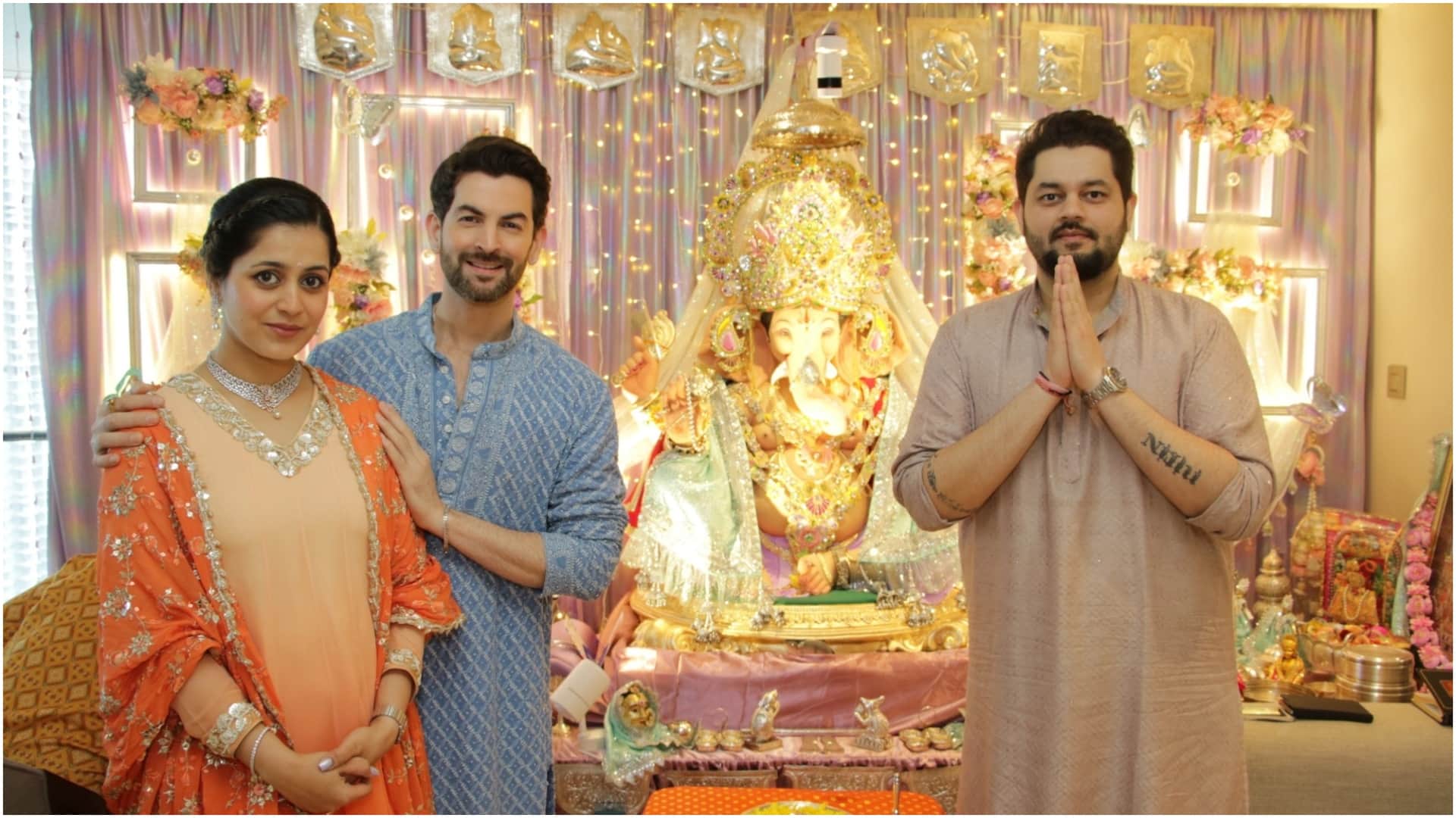 Nitin Mukesh and Neil Nitin Mukesh along with their family welcomes eco friendly Lord Ganesha home