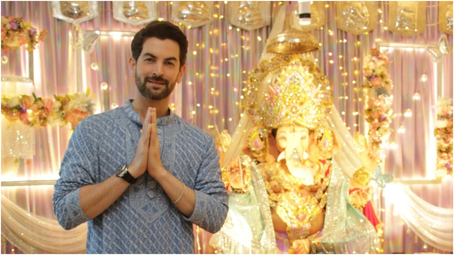 Nitin Mukesh and Neil Nitin Mukesh along with their family welcomes eco friendly Lord Ganesha home