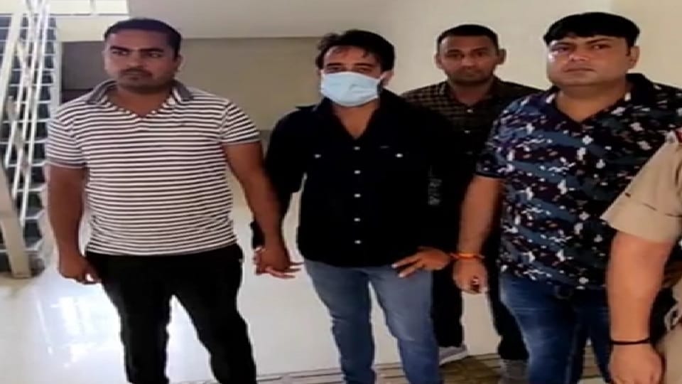 Karnal police caught criminal, Robbed ten lakh cash from businessman, pistol and bike recovered