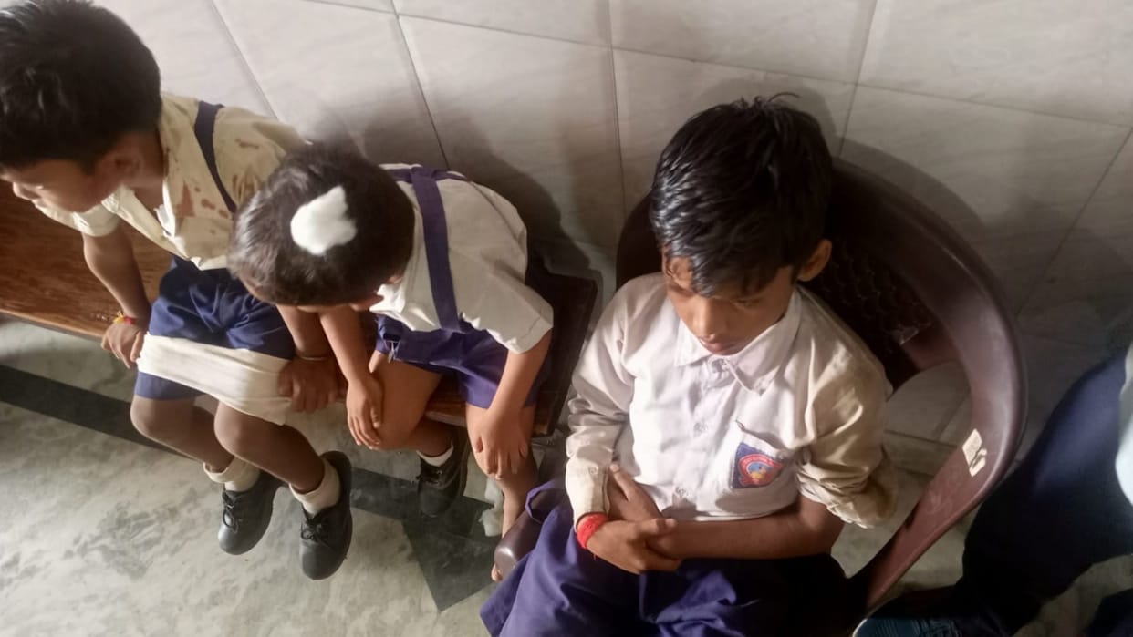 Tempo filled with school children overturns, many children injured, condition of two critical