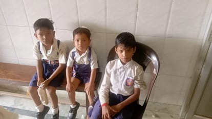 Tempo filled with school children overturns, many children injured, condition of two critical