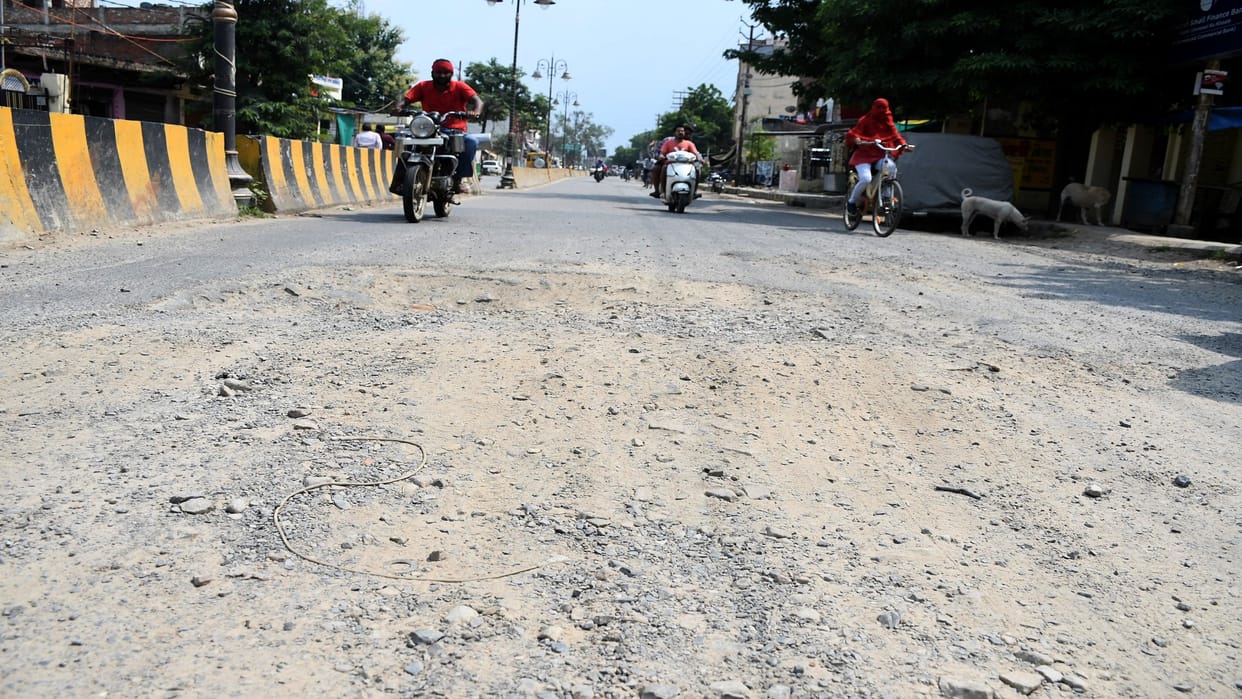 UP owns 3.300 km road from Banbasa Barrage to Nepal border