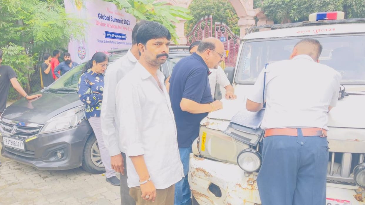 Sirohi Drivers protested against operating private cars as taxis in Taleti area of Abu Road