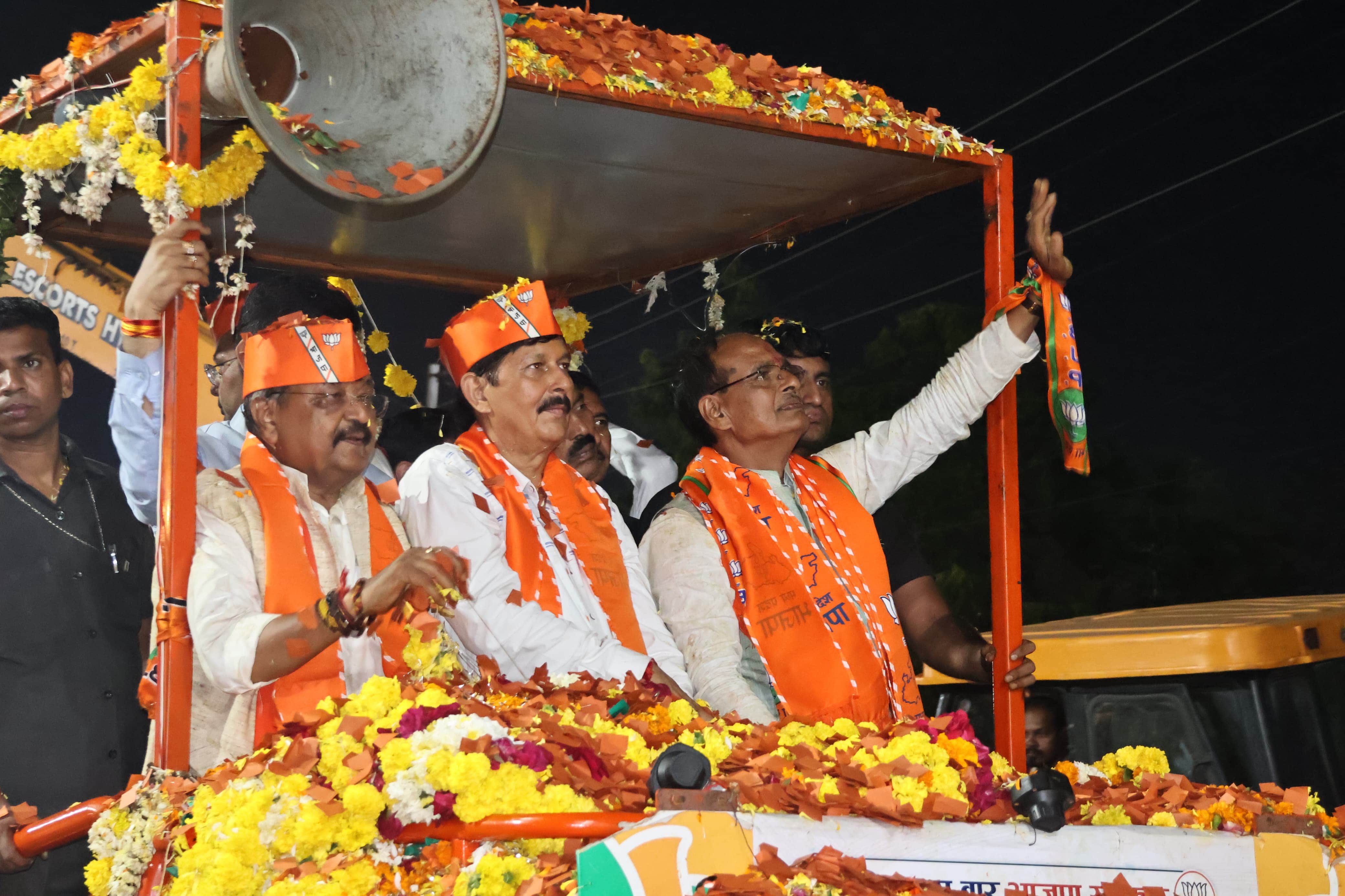 Chief Minister Shivraj roamed the streets of Indore for nine hours, sought support from the public.