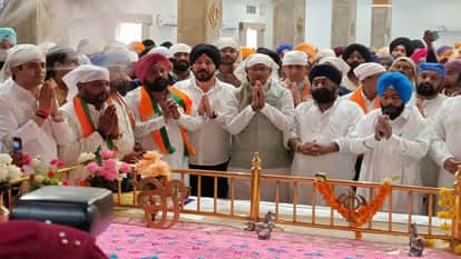 यात्रा में शामिल होने से पहले मुख्यमंत्री गुरुद्वारा पहुंचे।