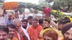 अलवर में सतीश पूनिया का स्वागत करते कार्यकर्ता।