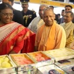 उत्पादों को देखते सीएम योगी और राष्ट्रपति