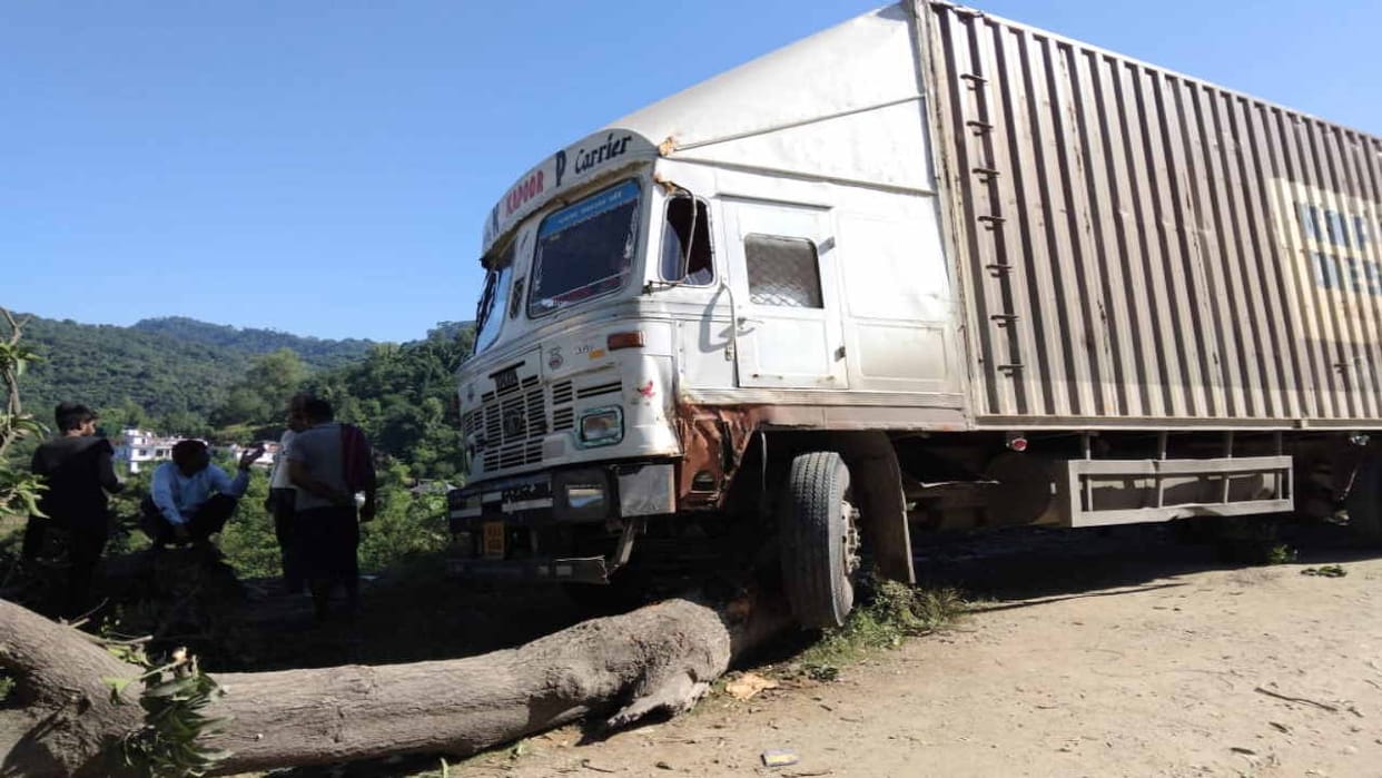 Container collides with tree near medical college hamirpur, car also hit