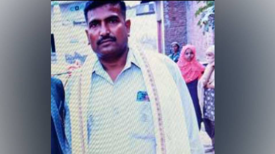 young man  died after being hit by truck in Agra who returning from dropping his daughter to school