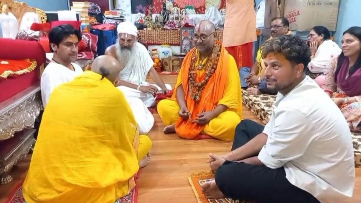 Bageshwara Dham: Cricketer Kuldeep Yadav reached Bageshwar Dham, met Pt. Dhirendra Shastri