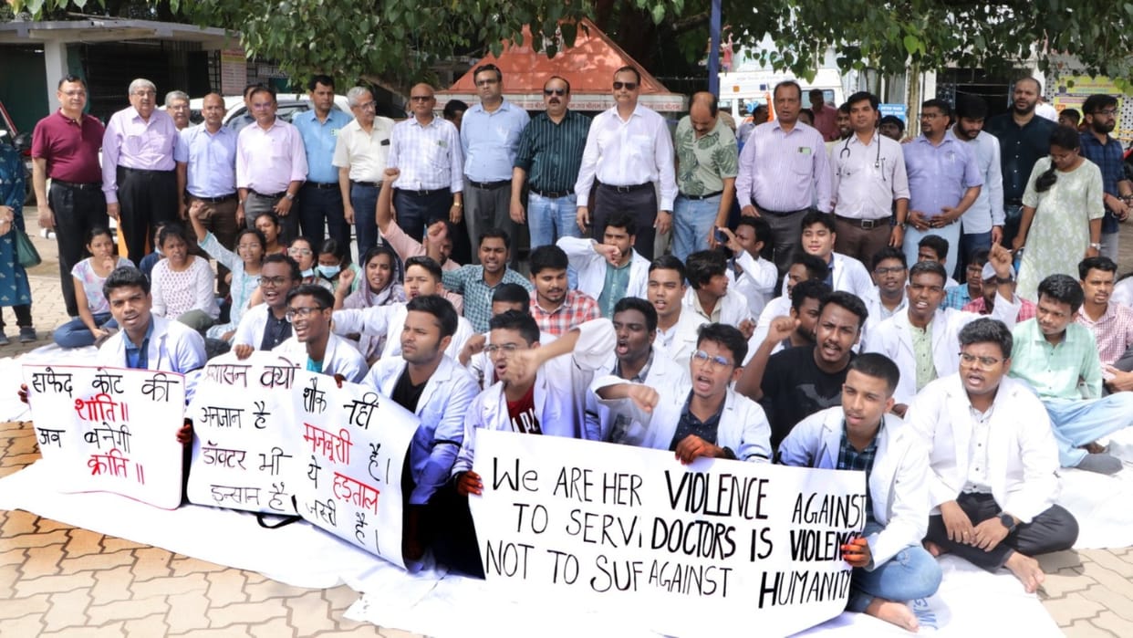 Doctors on strike in government hospital due to non arrest of attackers in Jamshedpur