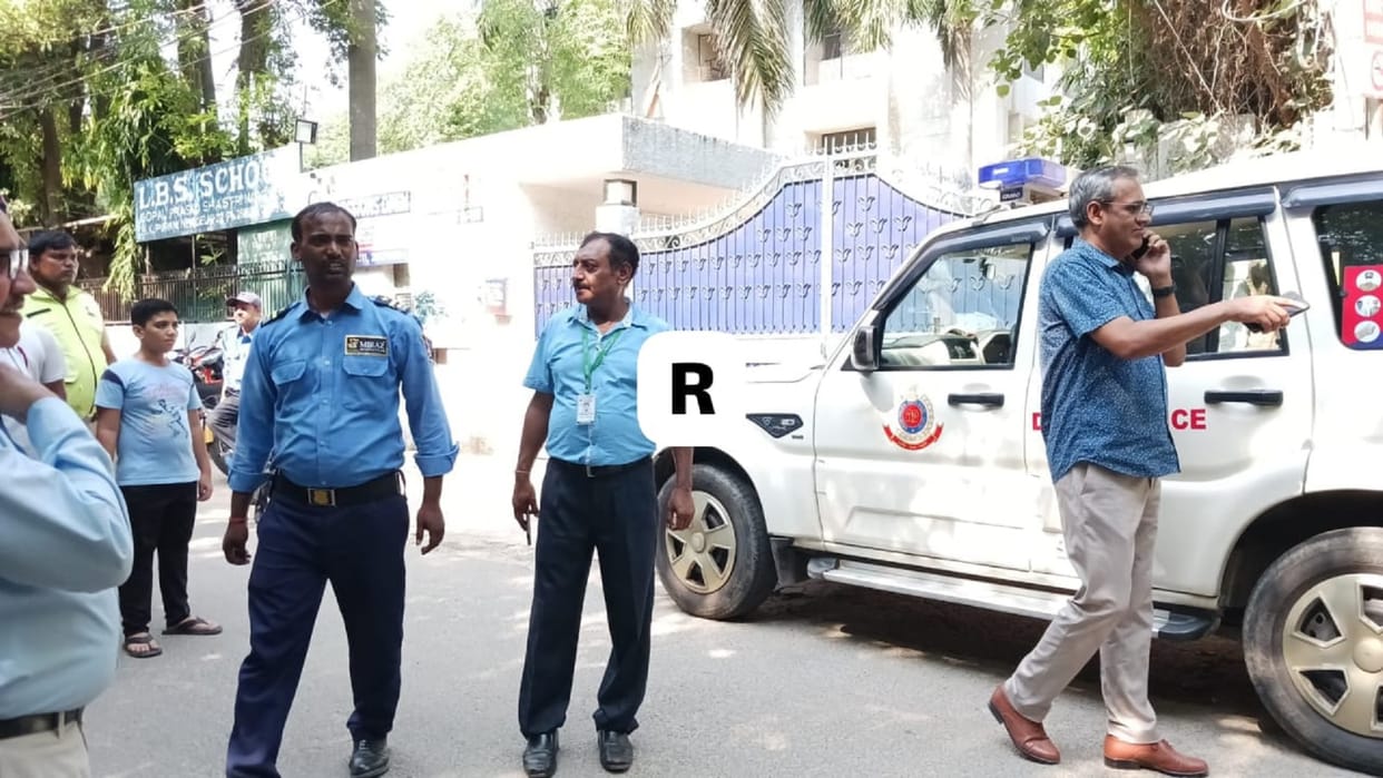 Delhi School Bomb Threat News RK Puram Delhi Lal Bahadur Shastri School Receives Bomb Threat, Police on Spot