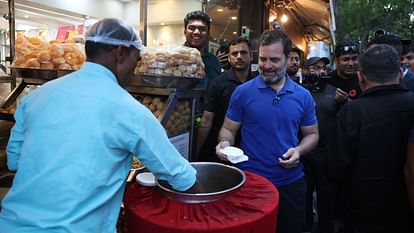 अंदाज-ए-राहुल: कभी धान रोपा तो कभी चलाया ट्रैक्टर, इसके बाद कुली और अब कारीगर बन चलाई आरी, देखें तस्वीरें Rahul Gandhi's engagement with the common people and different forms