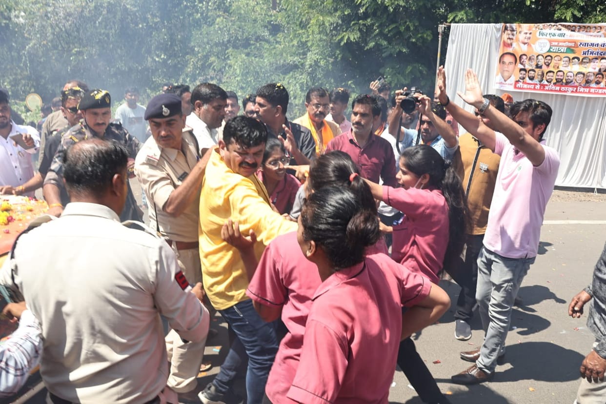Jan Ashirwad Yatra reached evening, students surrounded the leaders