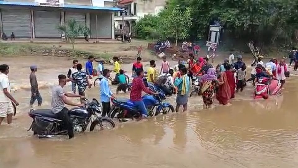 कबीरधाम में बारिश के बाद सड़कों पर पानी