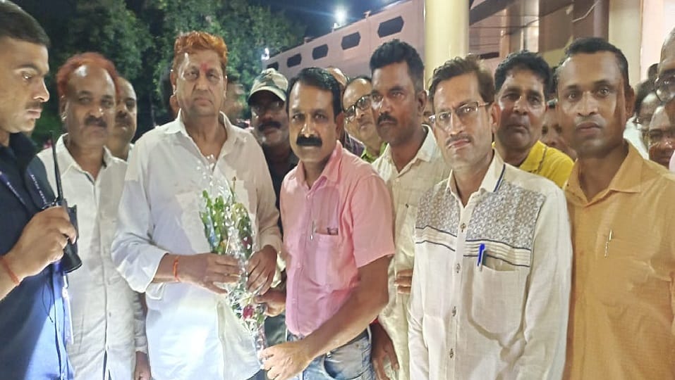 Chhattisgarh Teachers Association met Minister Akbar regarding old pension and submitted memorandum