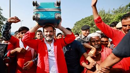 Rahul Gandhi met coolies at Anand Vihar railway station