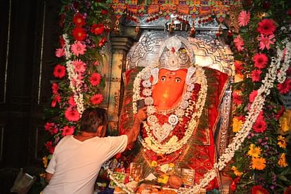 Indore:इंदौर में जूना गणेश भक्तों की समस्या मोबाइल से सुनते है, विदेशों से भक्तोंं के आते है काॅल In Indore, Juna listens to the problems of Ganesh devotees through mobile, calls come from devotees from abroa