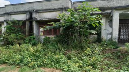 no boundary wall, no door, School in Saharanpur where the children had to study is filled with straw