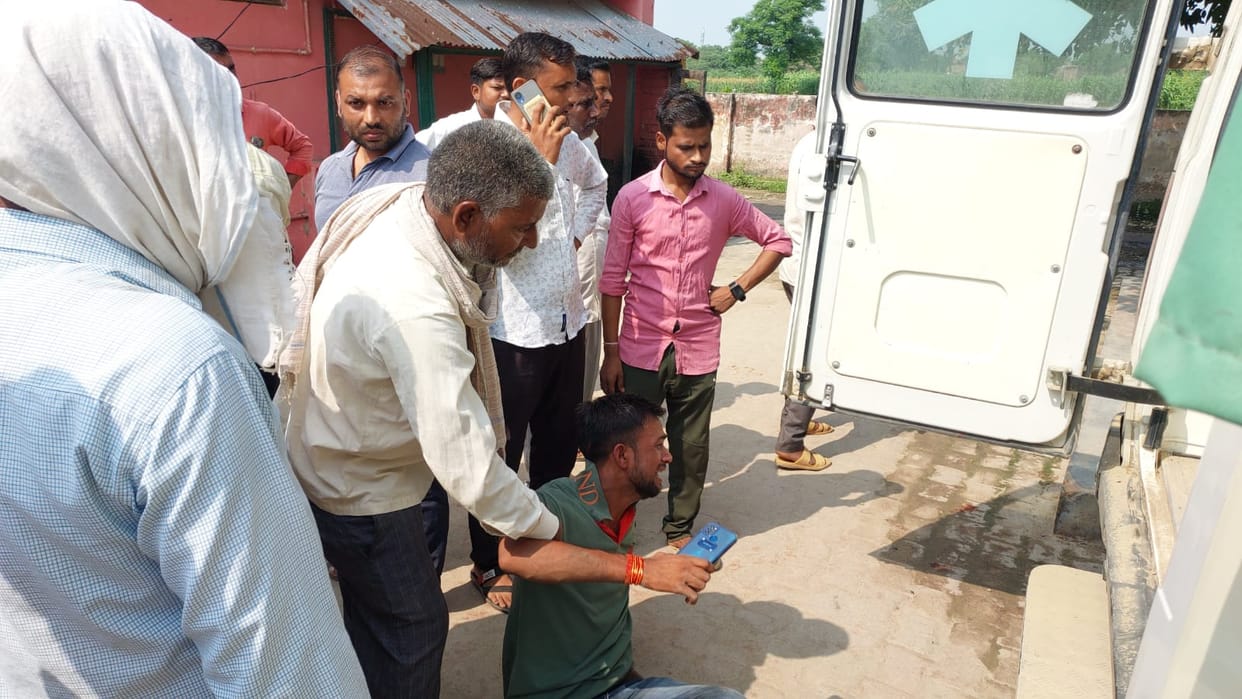 Hardoi road accident, Unknown vehicle hits bike, two people die, 70 thousand found safe, investigation begins