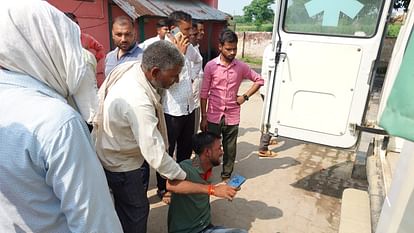 हरदोई सड़क हादसा: अज्ञात वाहन ने बाइक को मारी टक्कर, दो लोगों की मौत...70 हजार मिले सुरक्षित, जांच शुरू Hardoi road accident, Unknown vehicle hits bike, two people die, 70 thousand found safe, investigation begins