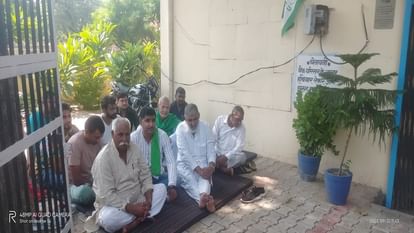हांसी: लोन न चुकाने पर दो किसानों की गिरफ्तारी के आदेश, किसान बैंक के बाहर धरने पर बैठे Orders for arrest of two farmers for non payment of loan in Hansi
