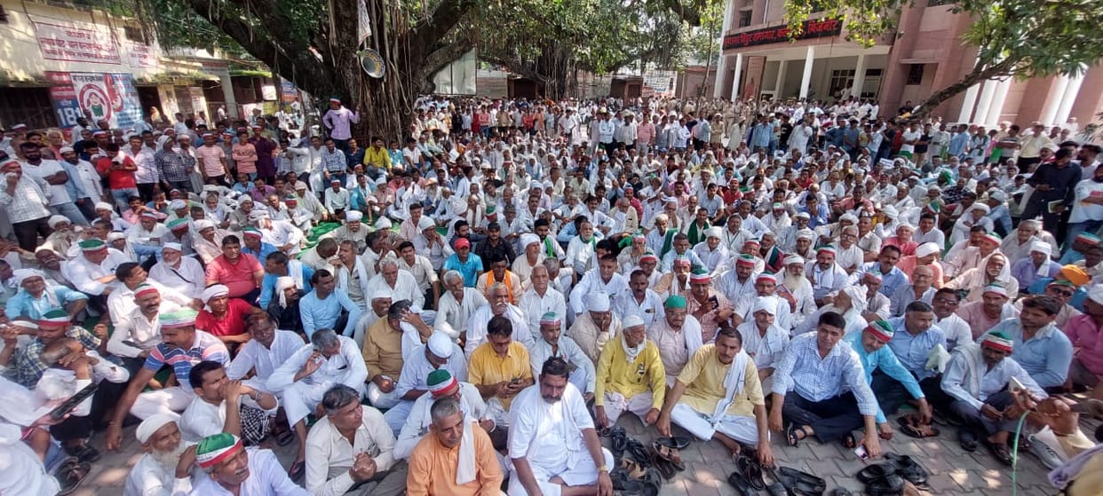 Bijnor: Farmers got angry after stopping the protest, reached Collectorate and protested
