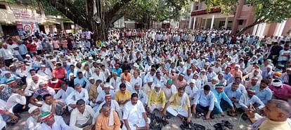 बिजनौर में फूटा किसानों का गुस्सा: रोक के बावजूद कलक्ट्रेट पहुंचकर किया धरना-प्रदर्शन, उठाई ये मांगें Bijnor: Farmers got angry after stopping the protest, reached Collectorate and protested
