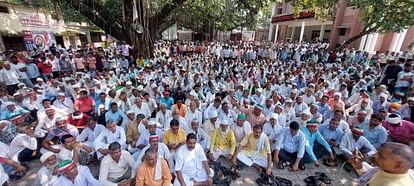 Bijnor: Farmers got angry after stopping the protest, reached Collectorate and protested