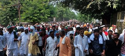 Bijnor: Farmers got angry after stopping the protest, reached Collectorate and protested