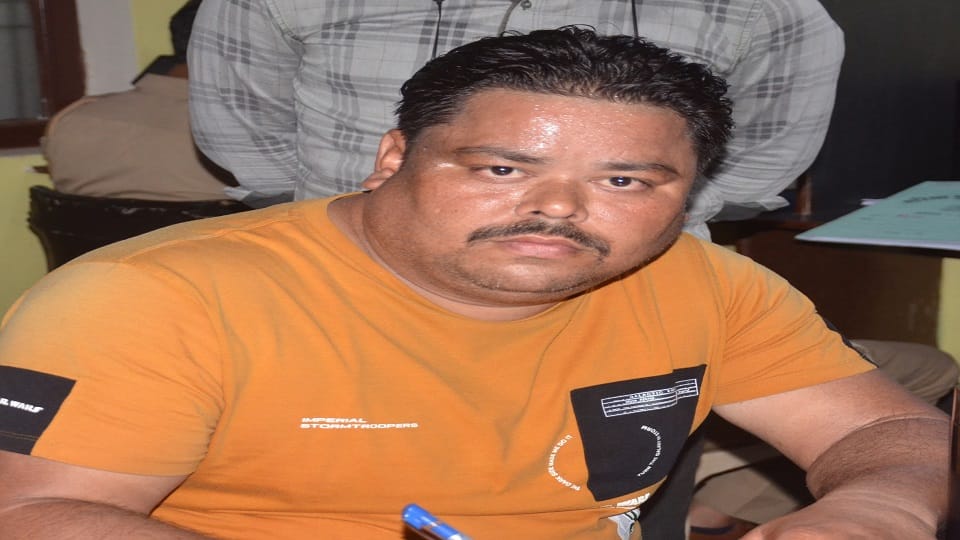 2.81 lakh looted after firing from power house cashier