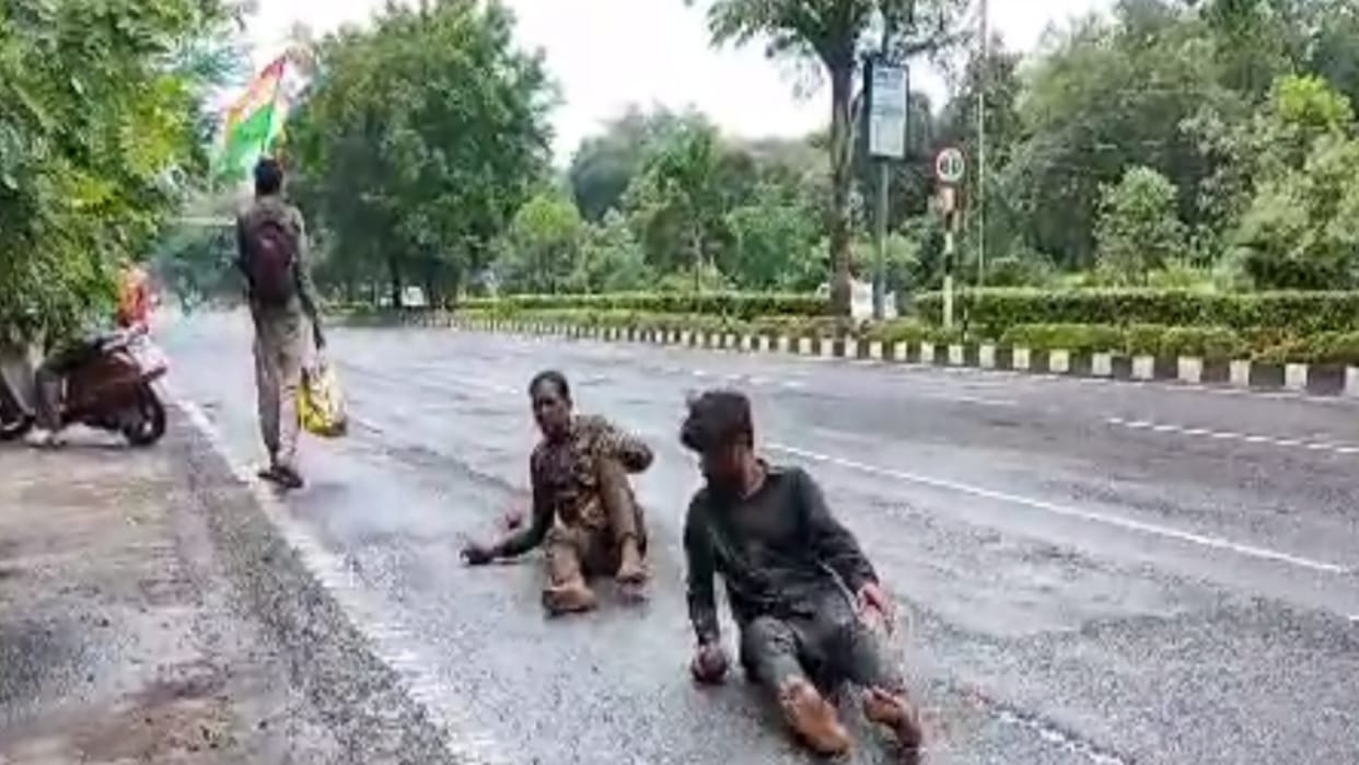 MP News Three youth reached Bhopal after traveling 60 kilometers application for development work in village