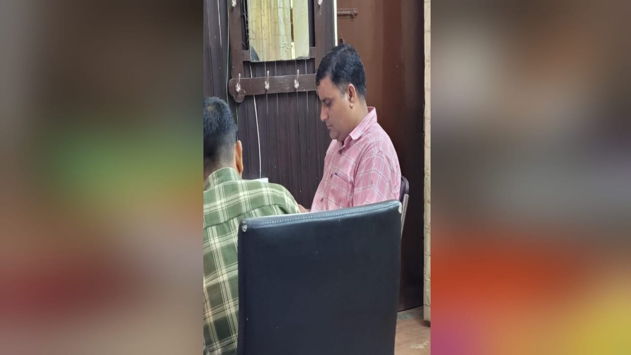 Anti Corruption Meerut has arrested Lekhpal taking bribe of five thousand rupees