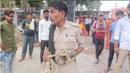 Bihar Crime: सीवान में पुलिस को चकमा देकर और हथकड़ी खोलकर अपराधी फरार, तीन माह से फरारी के बाद हुआ था गिरफ्तार Bihar The criminal escaped after dodging the police and opening the handcuffs in Siwan