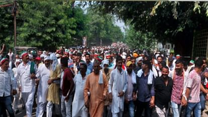 बिजनौर में फूटा किसानों का गुस्सा: रोक के बावजूद कलक्ट्रेट पहुंचकर किया धरना-प्रदर्शन, उठाई ये मांगें Bijnor: Farmers got angry after stopping the protest, reached Collectorate and protested