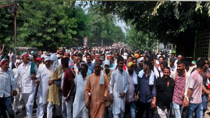 Bijnor: Farmers got angry after stopping the protest, reached Collectorate and protested