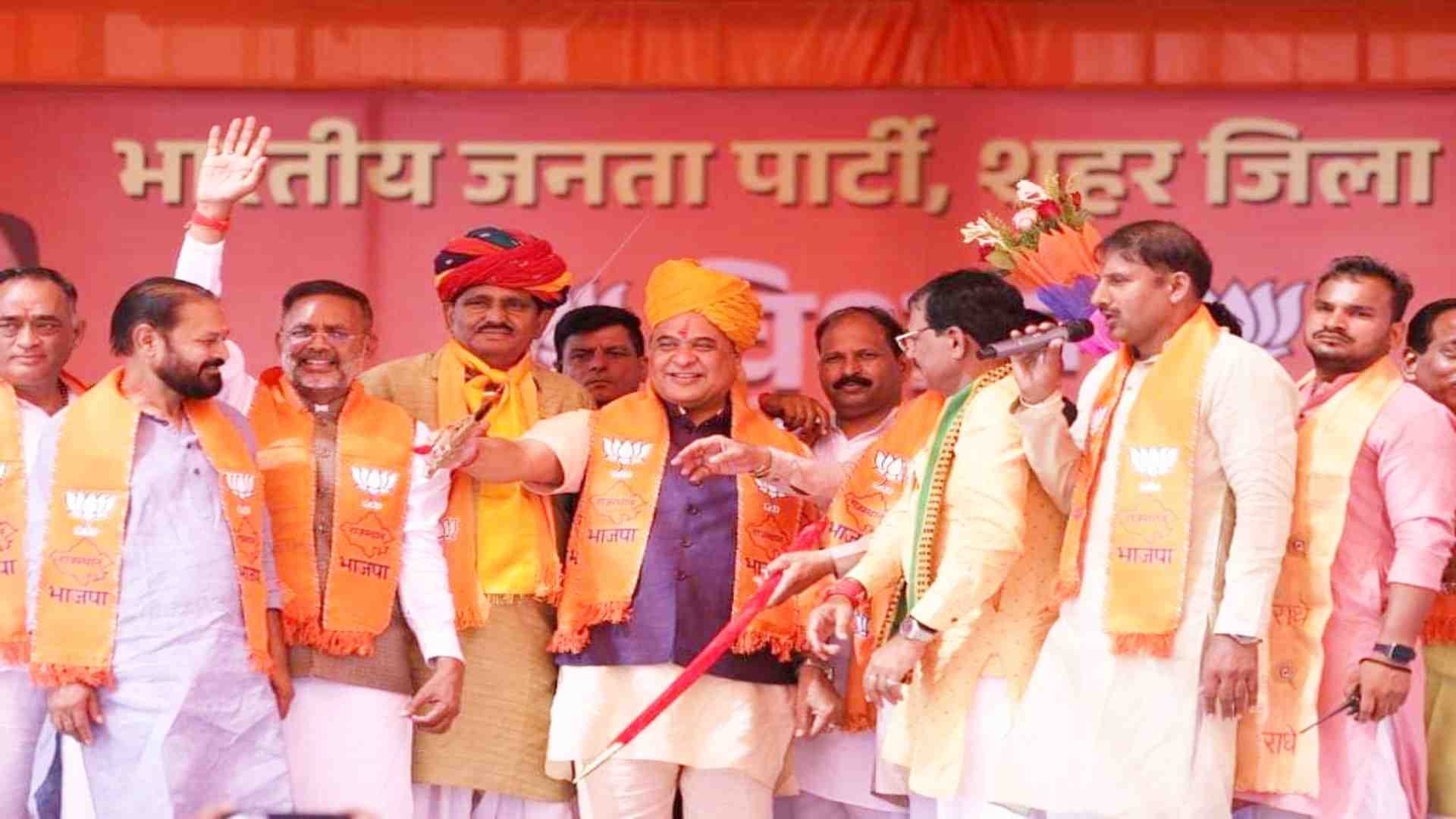 परिवर्तन संकल्प यात्रा में मुख्यमंत्री हेमंता बिस्वा शर्मा व अन्य।