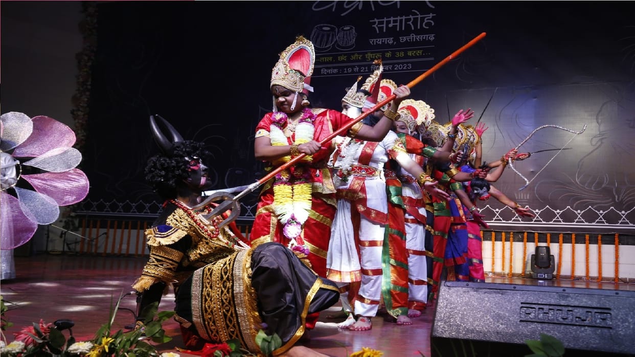 Chakradhar Festival Raigarh: School children gave a wonderful presentation with Chhattisgarhi culture