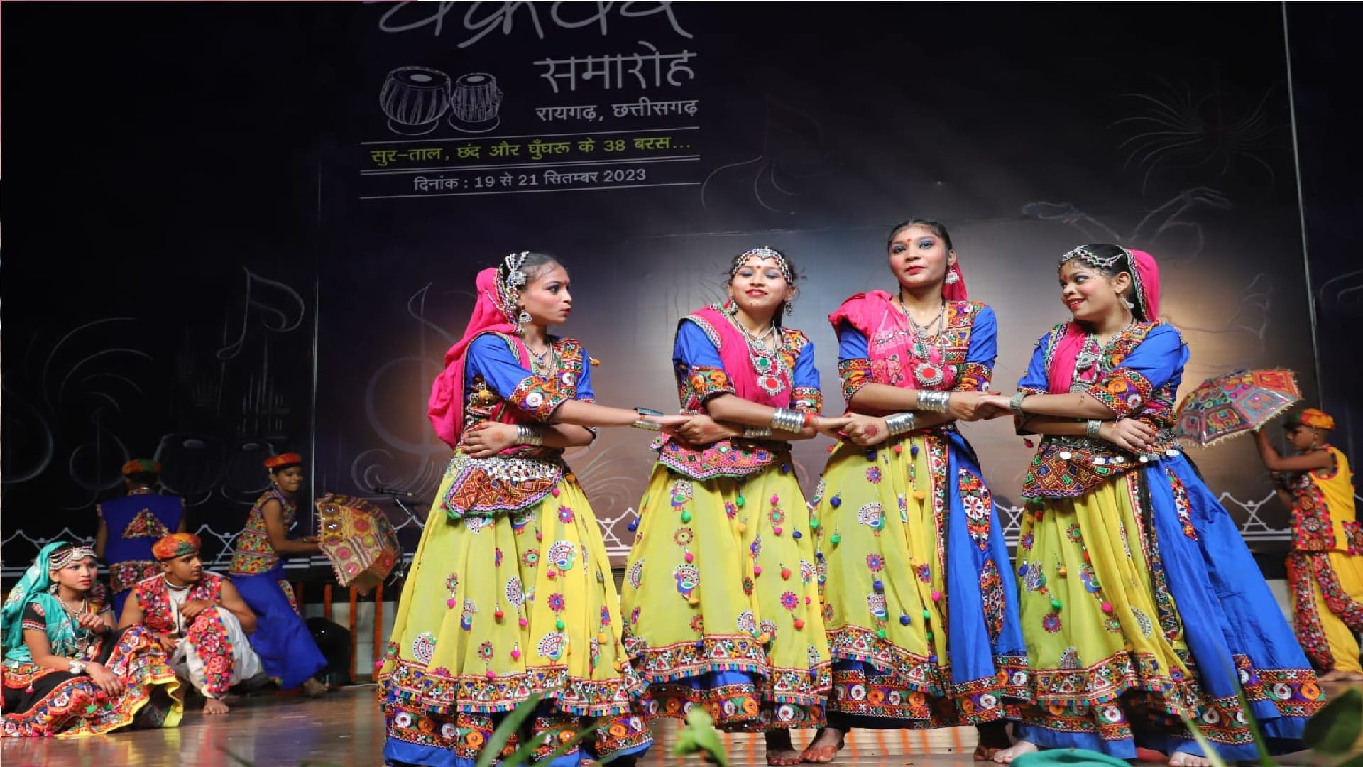 Chakradhar Festival Raigarh: School children gave a wonderful presentation with Chhattisgarhi culture