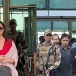 एयरपोर्ट के बाहर निकलते परिणीति और राघव।