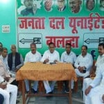 प्रेसवार्ता के दौरान जेडीयू के राष्ट्रीय प्रवक्ता राजीव रंजन
