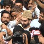 मीरवाइज की एक झलक पाने को भी बेताब दिखे लोग