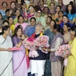 महिला सांसदों से मिले पीएम मोदी