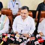 सर्किट हाउस में पत्रकारों से बात करते पर्यटन मंत्री जयवीर सिंह